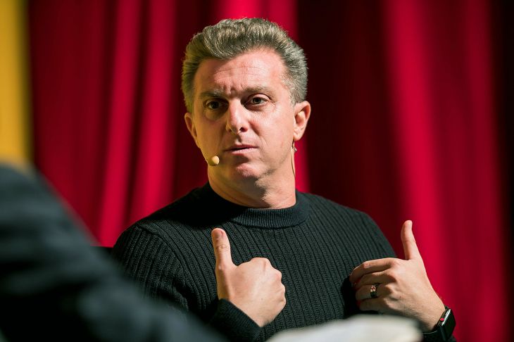 Luciano Huck sobre Lula: 'Figurinha repetida não completa álbum'