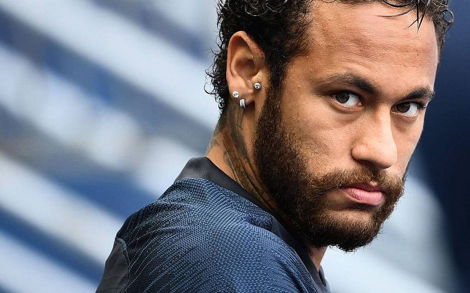 Neymar não se recupera de lesão e desfalca PSG contra o Barcelona