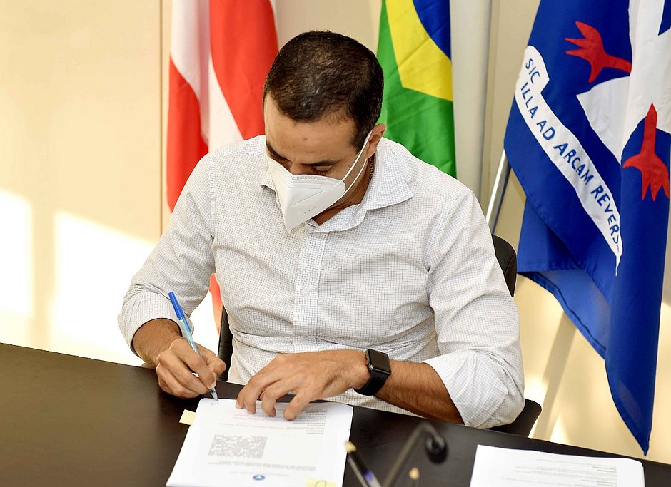 Bruno Reis sanciona lei que permite a entrada de Salvador em consórcio de vacinas contra Covid-19