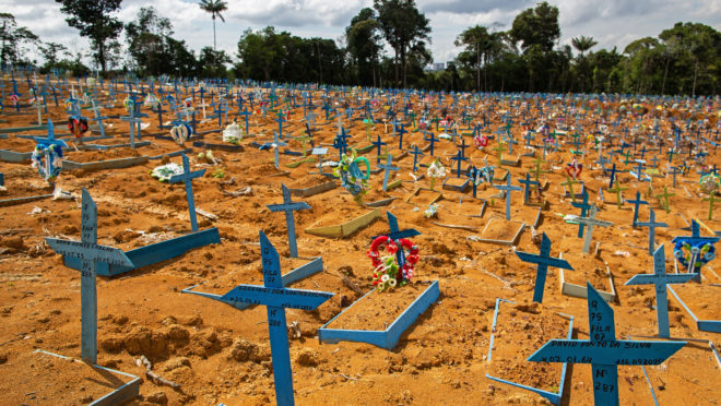 Brasil tem 1.972 mortes por Covid-19 em 24h, novo recorde diário