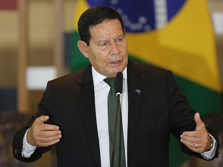 'Se povo quiser votar nele, paciência', diz Mourão sobre Lula
