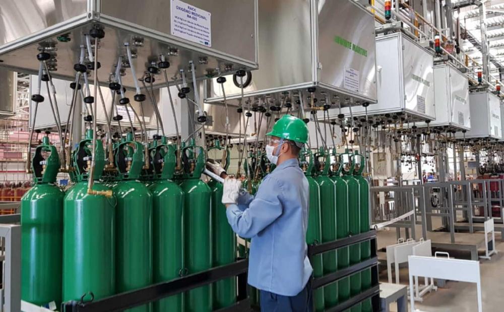 Cervejarias param produção e doam cilindros de oxigênio para hospital, no Paraná