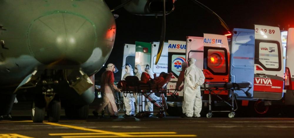 Média móvel de mortes por Covid-19 chega a 1.832 no Brasil