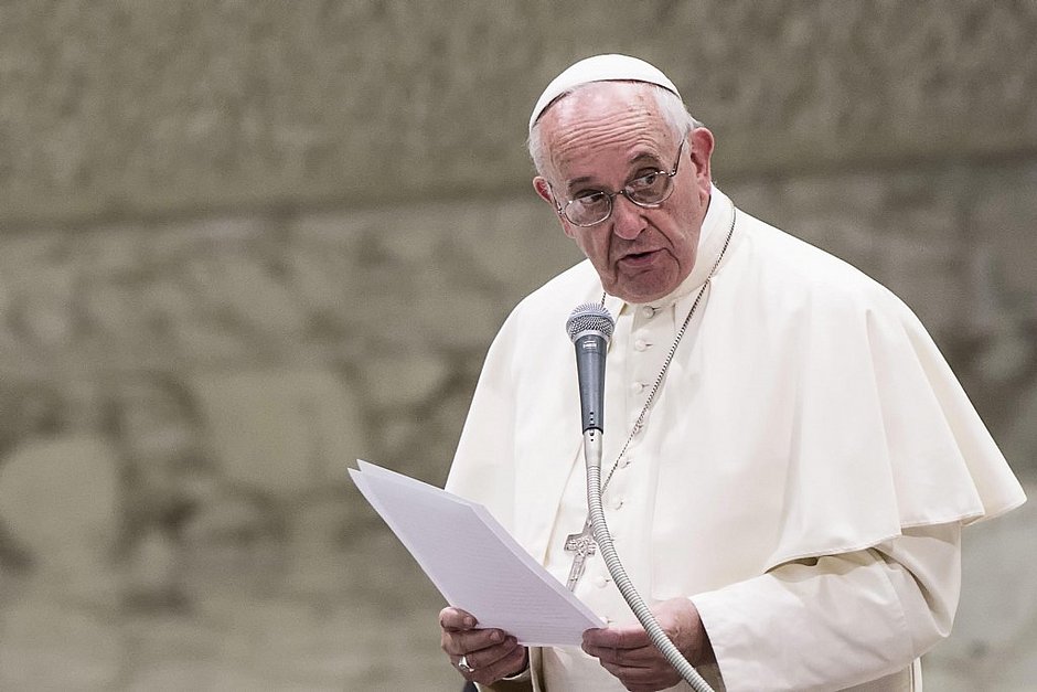 Com aval do papa, Igreja Católica proíbe benção a casais homossexuais