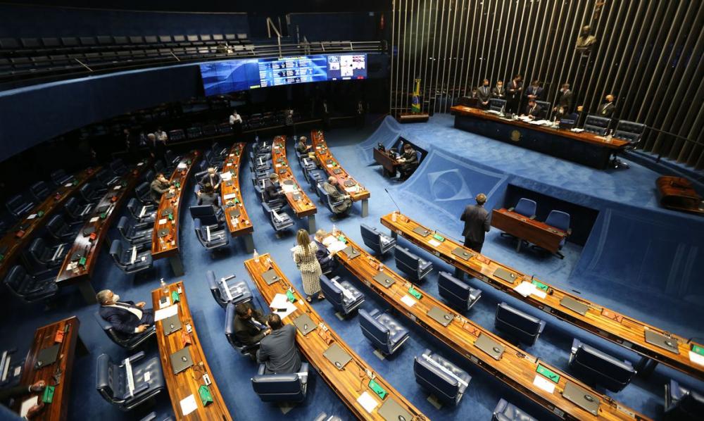 Senado aprova projeto que prevê até três anos de prisão para quem furar fila da vacina