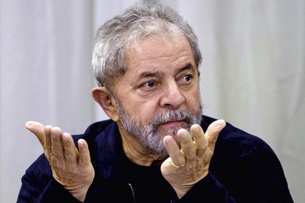 Juiz mantém bloqueio de bens de Lula ao enviar processos para Brasília