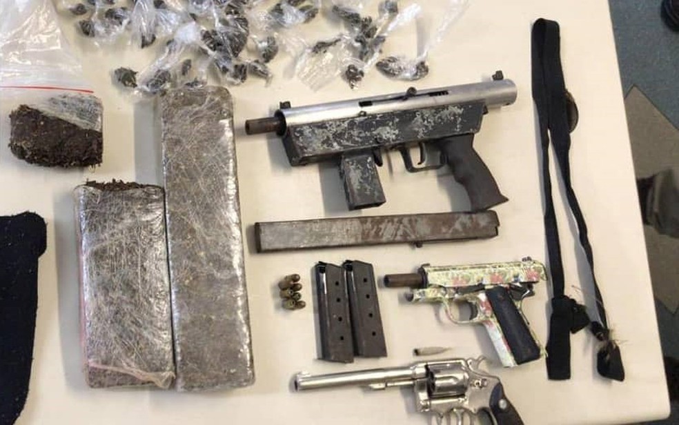 Homem é preso após ser flagrado com submetralhadora, revólver, pistola e drogas em Camaçari