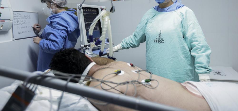 Remédios de intubação de hospitais privados podem acabar em 48h, diz associação