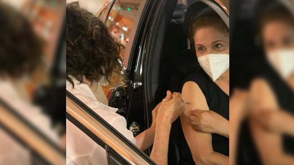 Ex-presidente Dilma Rousseff é vacinada contra a covid-19