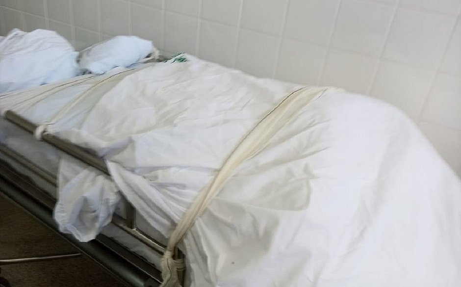 Corpos de vítimas da covid-19 são armazenados no chão em Brasília