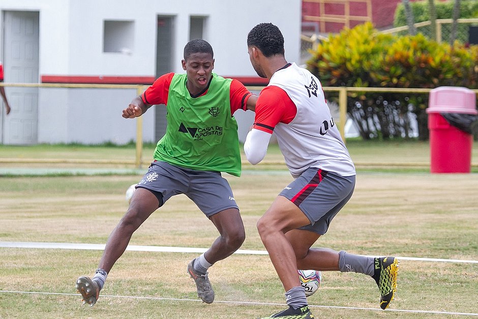 Com novidades no time e em busca da liderança, Vitória recebe CRB