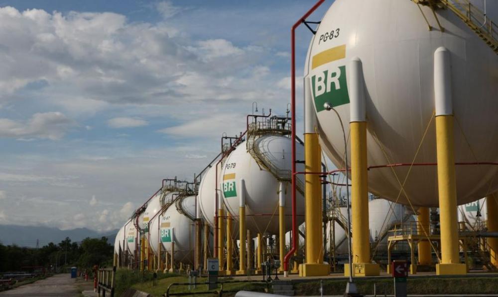 Gasolina e diesel estão mais baratos nas refinarias a partir desta quinta