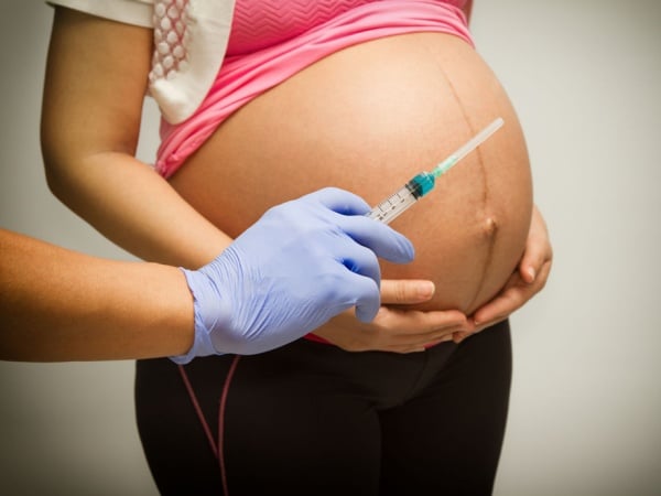 Vacina de mRNA contra a Covid-19 é eficaz em gestantes e lactantes, diz estudo