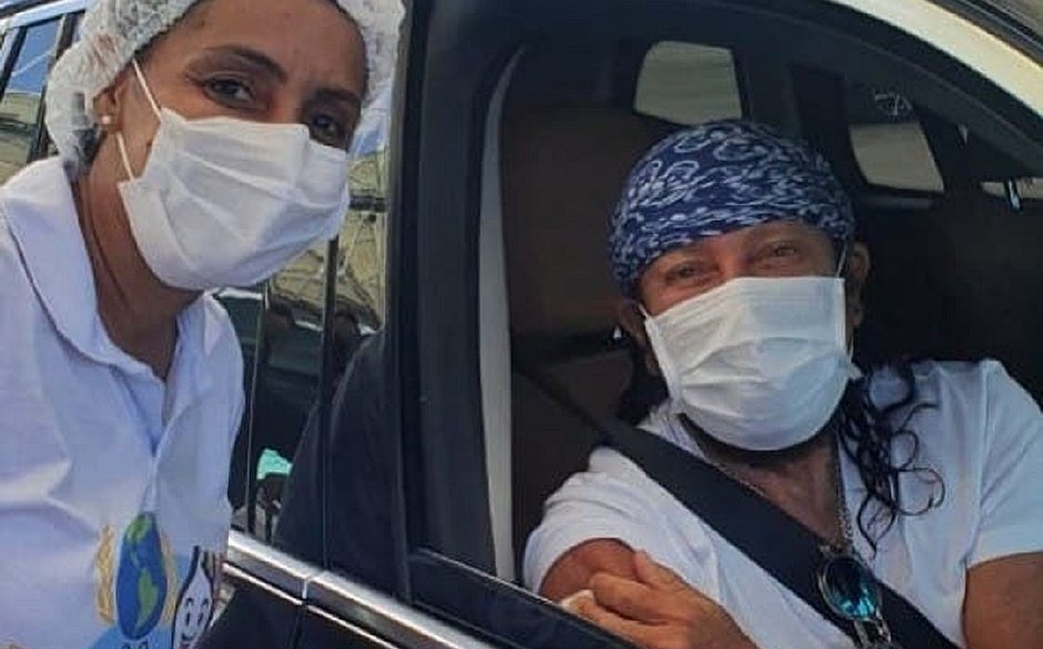 Bell Marques é vacinado contra a covid-19: 'primeira dose de esperança'