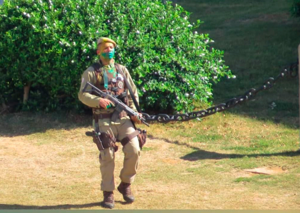 Soldado da PM 'surta'e atira no Farol da Barra causando pânico; confira imagens 