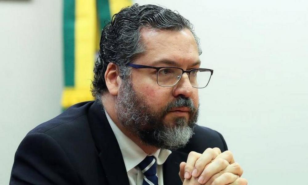 Pressionado, Ernesto Araújo pede demissão do Itamaraty 
