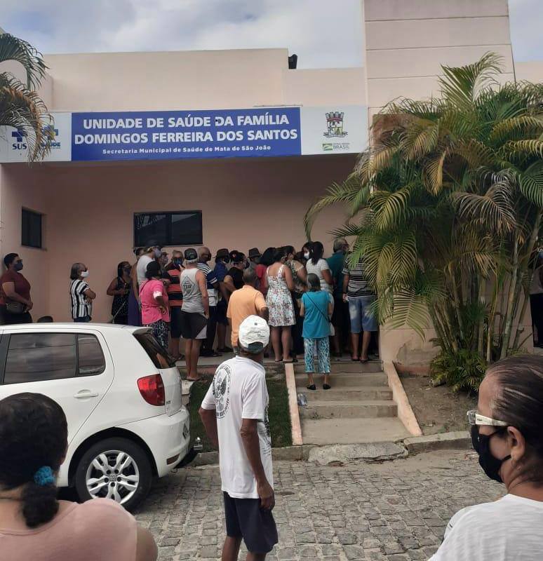 Idosos se aglomeram para receber vacina em posto de saúde de Mata de São João