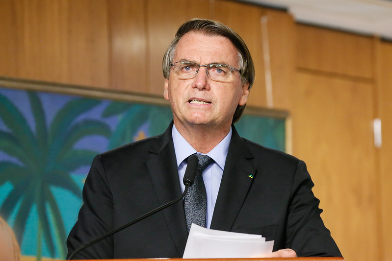 Bolsonaro volta a criticar restrições e diz que 'a fome está batendo forte'