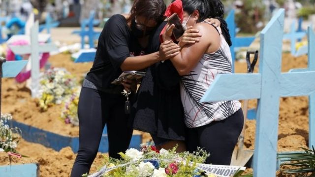 Pesquisadora prevê abril tão triste quanto março por alta de mortes de Covid-19