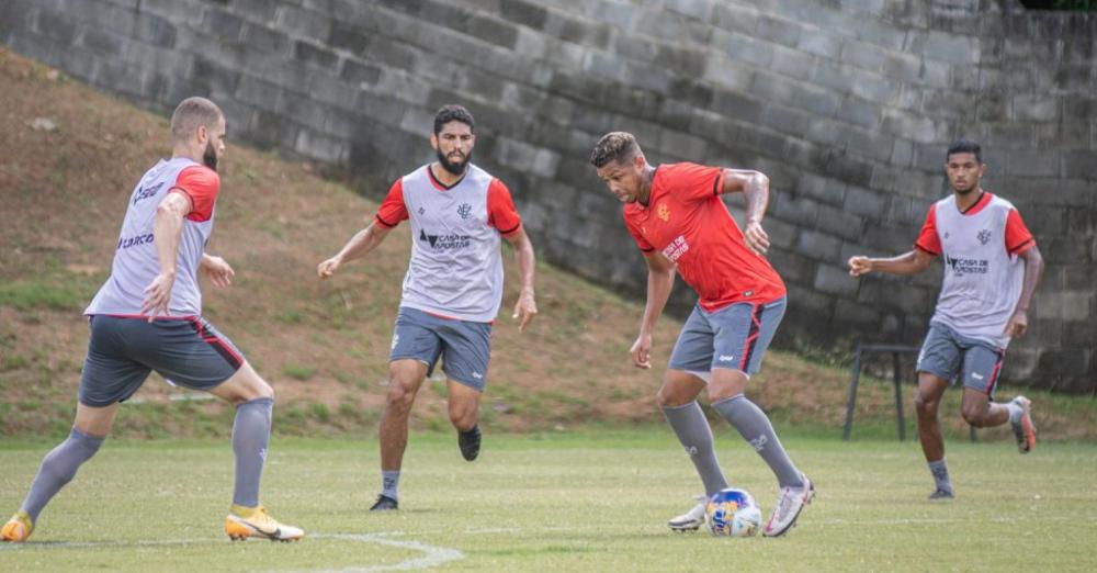 Elenco do Vitória treina após empate com Bahia de Feira 