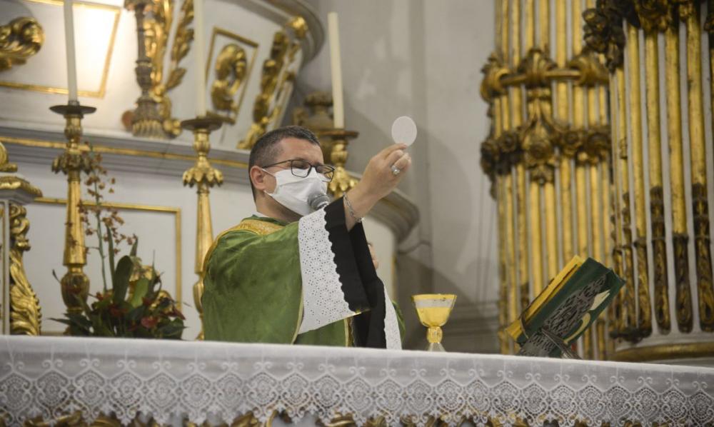 Ministro do STF libera cultos e missas em todo o país