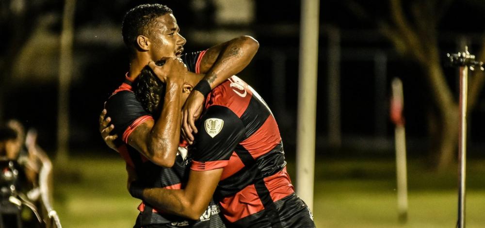 Com um a menos, Vitória bate o Treze-PB pelo Nordestão