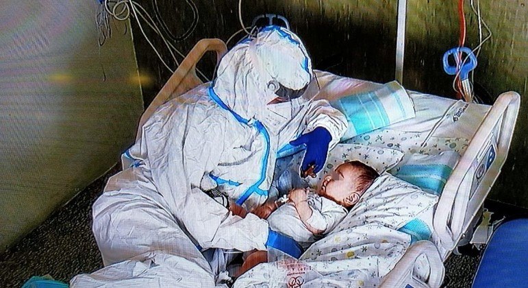 Foto de enfermeira cuidando de bebê emociona a Itália