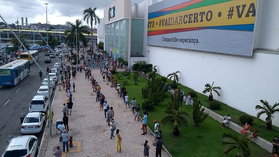 Shoppings de Salvador têm longas filas de clientes em dia de reabertura