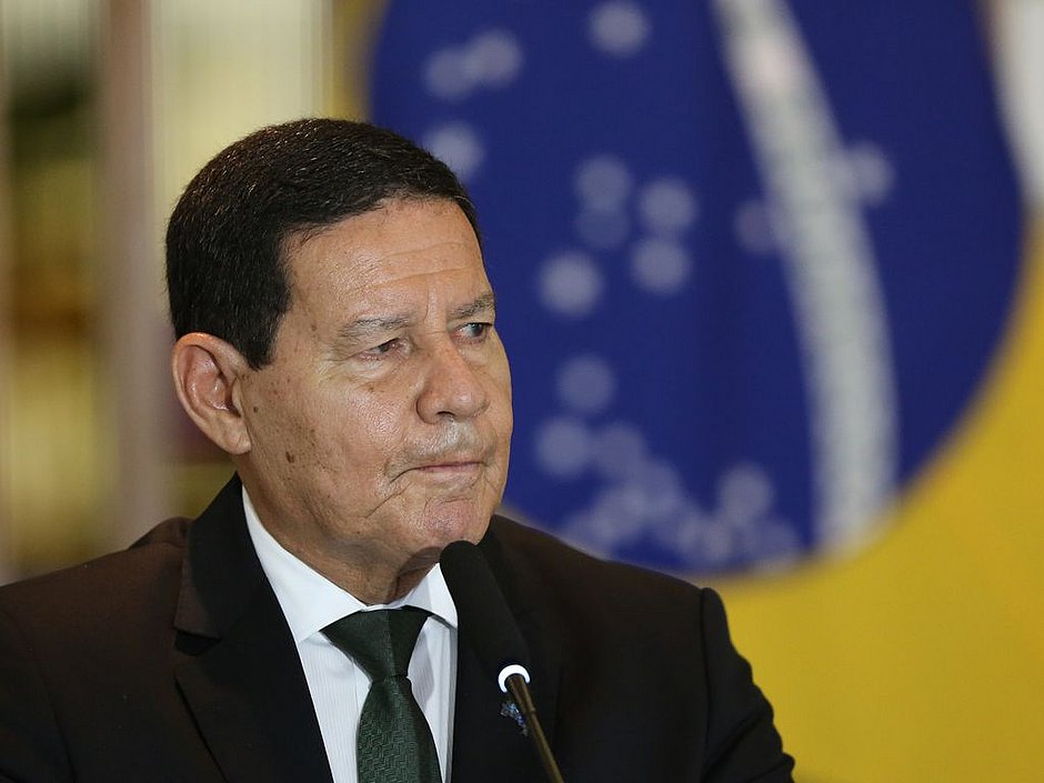 'Iniciativa privada terá muita dificuldade para comprar vacina', diz Mourão