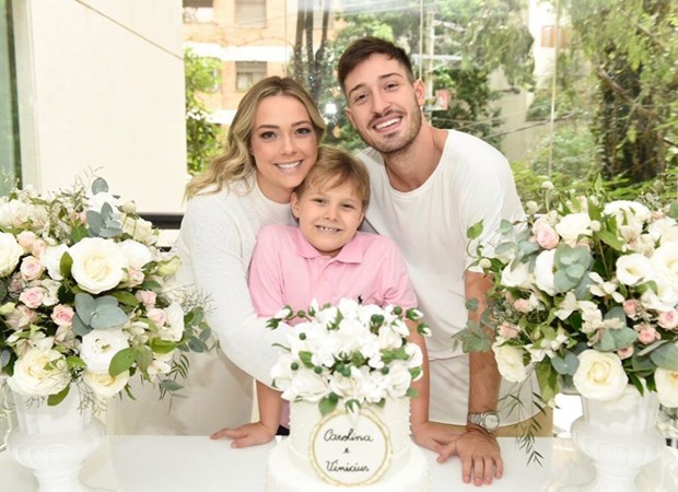 Carol Dantas se muda com a família para Barcelona, aproximando Davi e Neymar