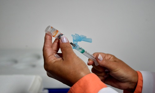 Vacinação contra a Covid-19 é retomada em Camaçari nesta sexta
