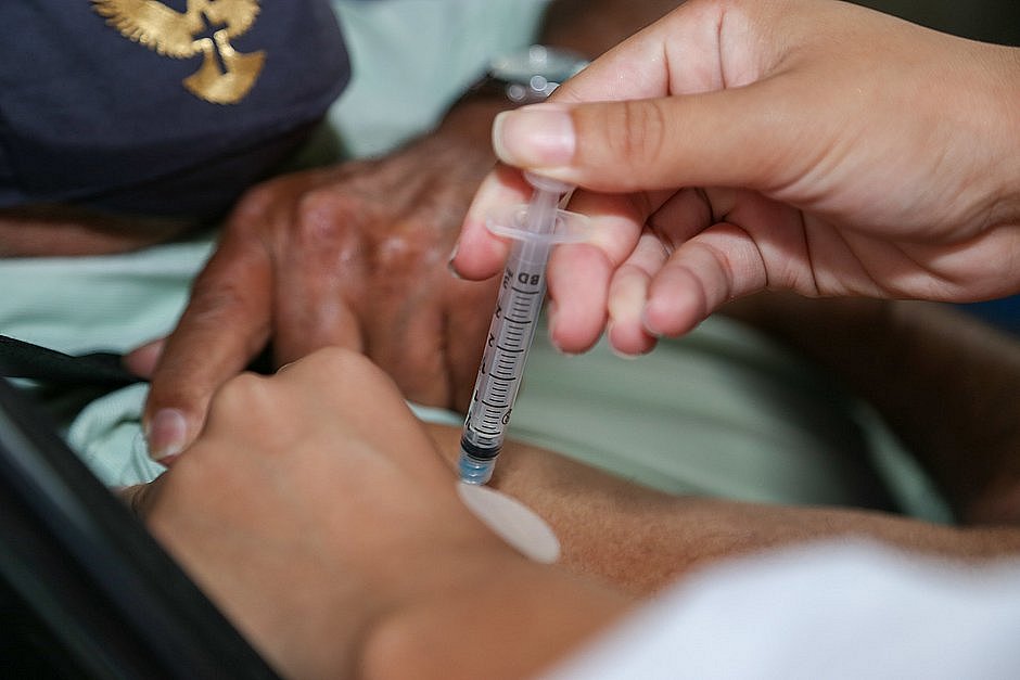 Profissionais do Salvamar e agentes penitenciários começam a ser vacinados em Salvador