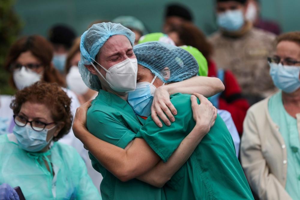 Mortes de profissionais da saúde por Covid-19 despencam após vacina, indicam estudos