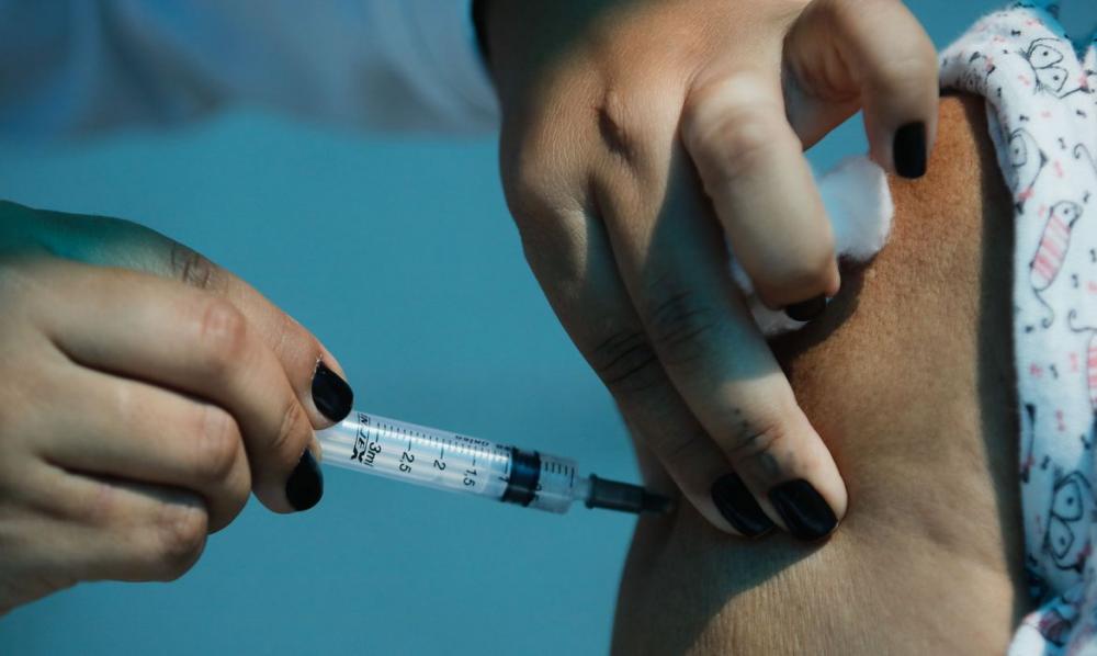 Covid-19: pessoas já infectadas devem esperar um mês antes de vacinar