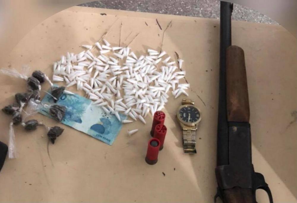 Drogas e arma são apreendidas pela PM em Dias d’Ávila