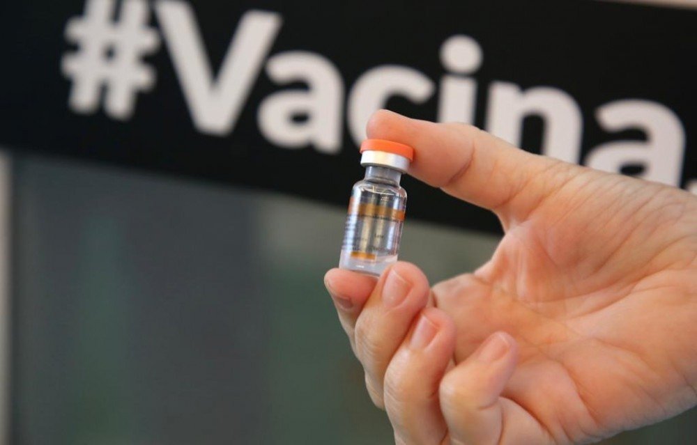 Vacinação contra a gripe e contra covid-19: quando devo fazer?; entenda