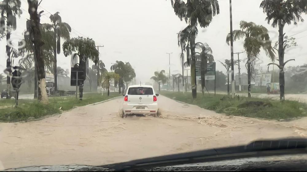 Forte chuva provoca pontos de alagamentos em Dias d’Ávila