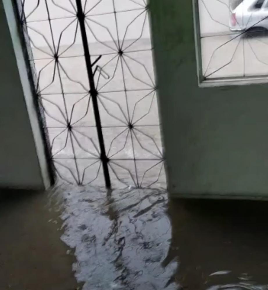 Moradores têm casas alagadas por água da chuva em Mata de São João