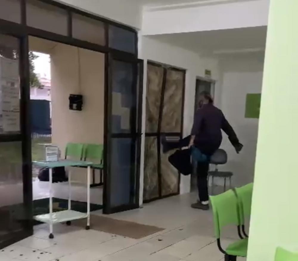 Idoso se revolta e quebra portas de vidro em posto de Saúde em Dias d'Ávila 