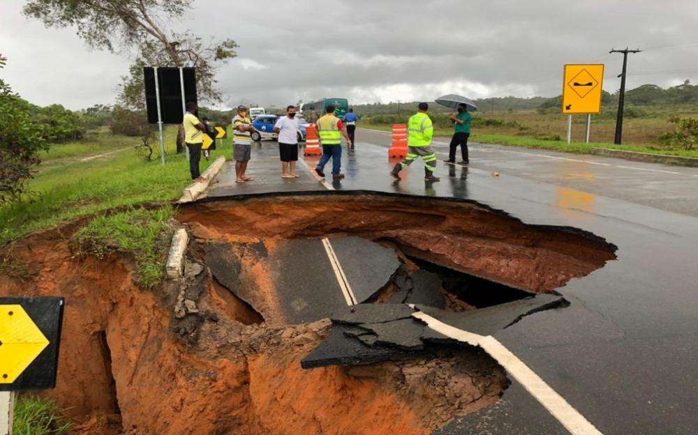 Cratera se abre e interdita dois sentidos da BA-099 em Entre Rios