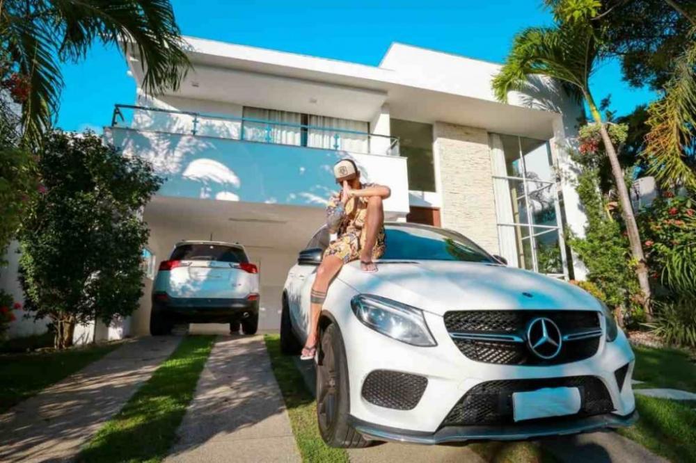 Tierry compra mansão para mãe e realiza sonho