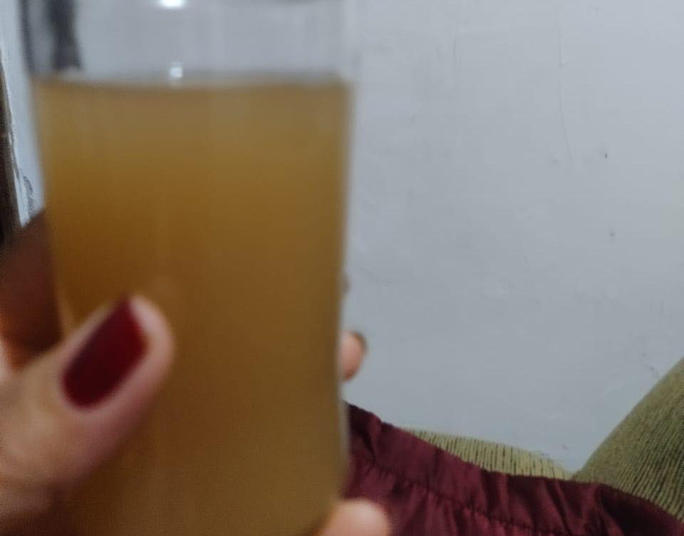 Moradores reclamam de água suja saindo de torneiras em Mata de São João