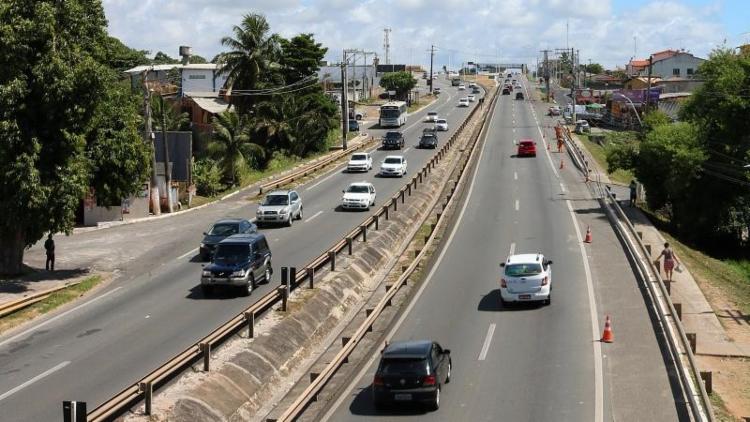 Trecho da BA-099 passa por obras noturnas nesta sexta