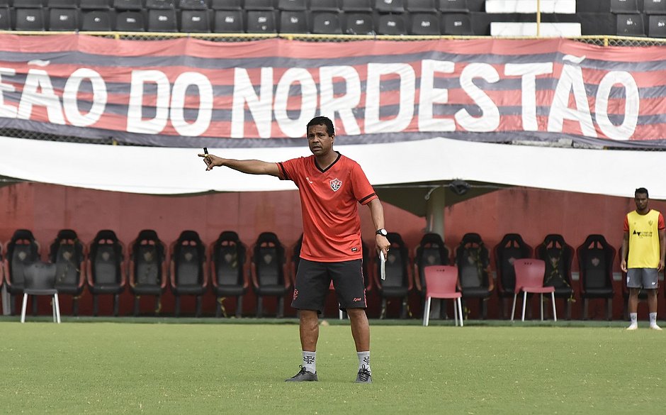 Suspensões e lesões deixam Vitória com dificuldade para repetir time
