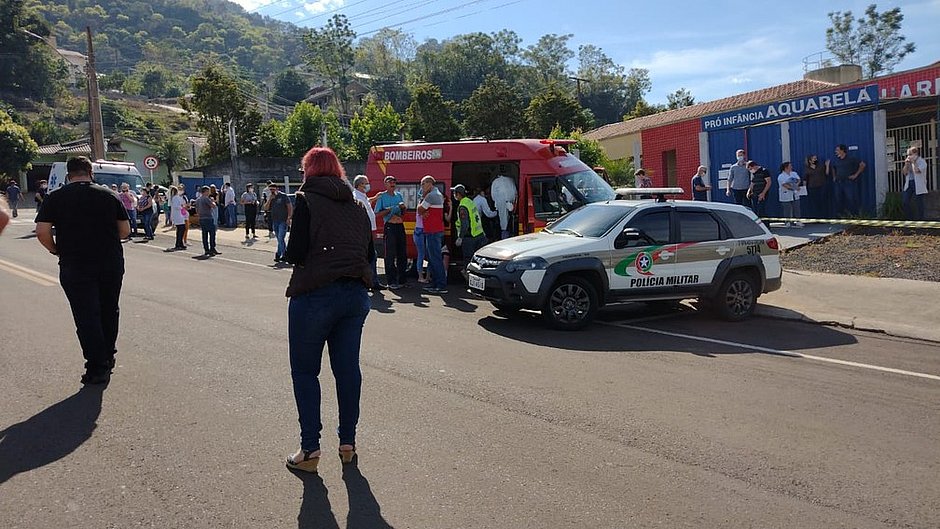 Jovem invade escola e mata crianças em Santa Catarina
