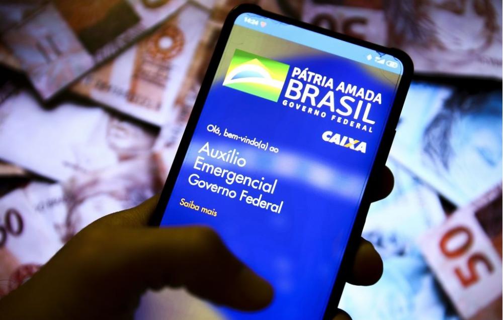 Trabalhadores nascidos em abril podem sacar auxílio emergencial