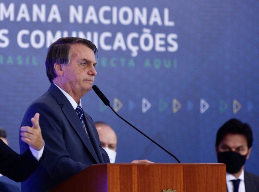 Bolsonaro avalia decreto contra isolamento e rejeita contestação judicial