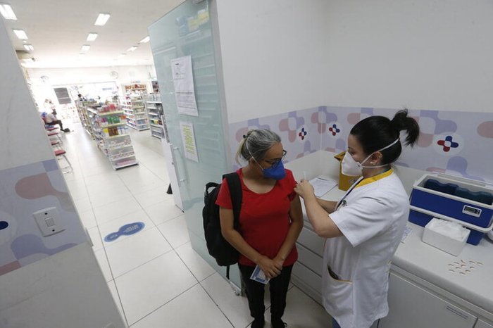 Farmácias podem vacinar 10 milhões de pessoas por mês
