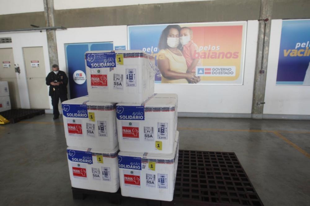 Remessa com 60 mil doses da Coronavac chega à Bahia