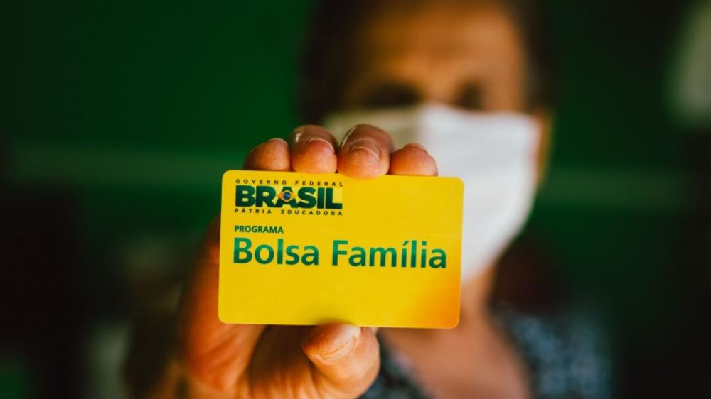 Cadastro do Bolsa Família será feito por aplicativo e não mais por prefeituras, diz Bolsonaro